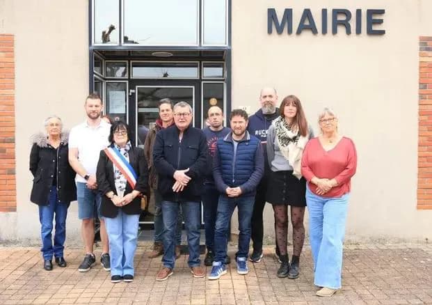 Les élus du conseil municipal réunis devant l’entrée de la mairie